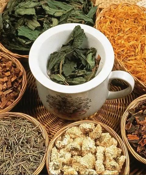 肾囊肿，是这2处出问题了！很多人在体检时查出肾囊肿，或是出现腰部胀痛、血