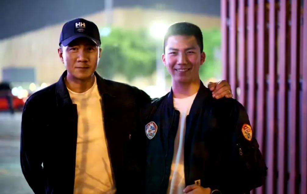 终于有不进娱乐圈的星二代了。胡军儿子康康已经18岁，长得一身正气，非常有阳刚之