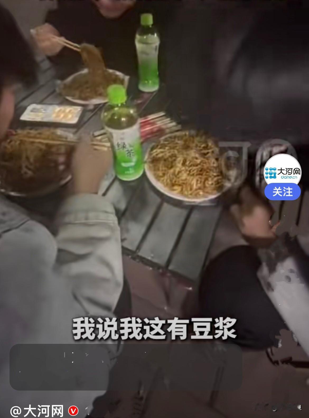 近日，河南睢县一面馆晚上来了几名下晚自习的中学生，他们嬉闹着聊着天，他们吃的是炒