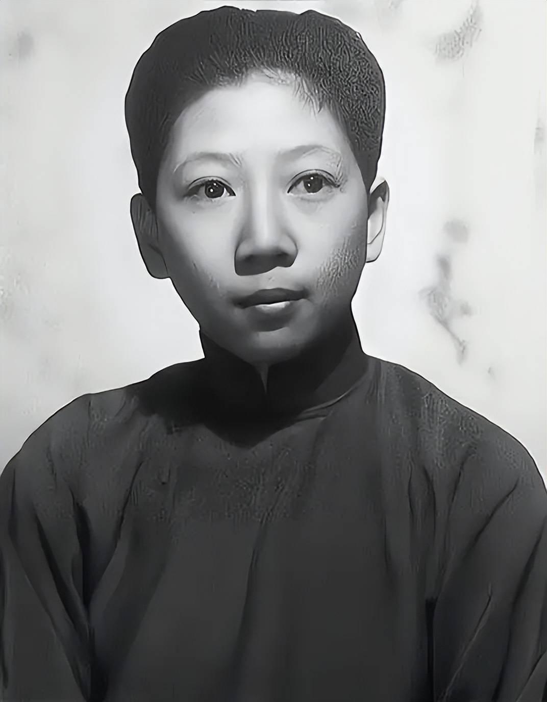 1946年，孔祥熙女儿逛公园遭军阀公子街头调戏，她立即举枪便射，两人互射十几发，