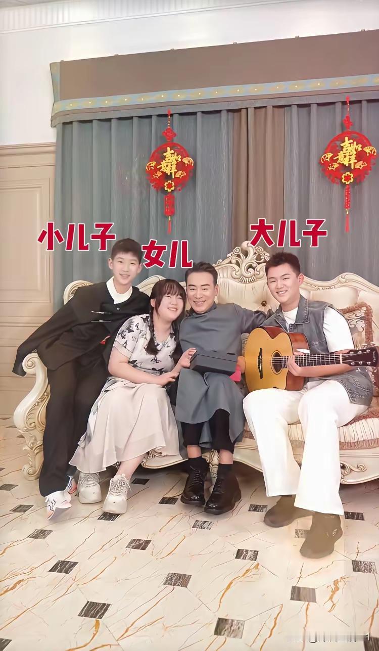 演员寇振海娶了小娇妻，53岁才做父亲。妻子为他生下了两个儿子和一个闺女。寇振海今