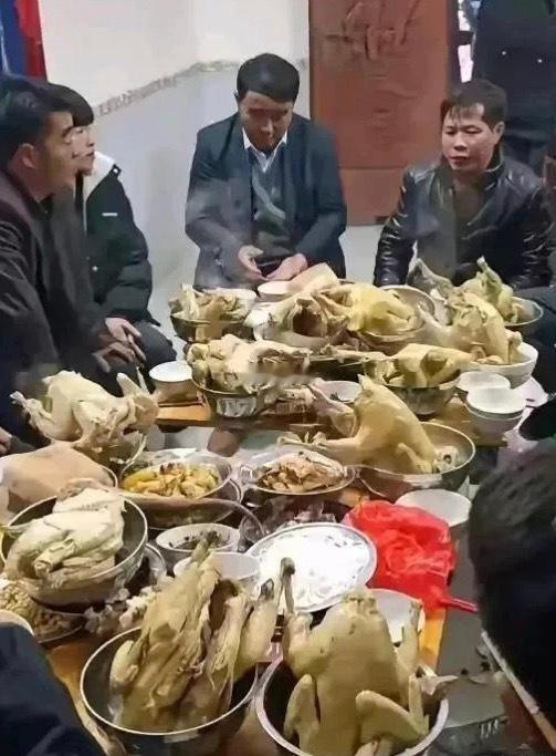 这是我见过最离谱的席了，但凡多上几个菜
