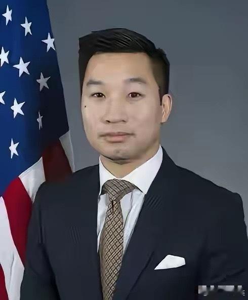 为美国主子卖力，却被卸磨杀驴！特朗普的华裔顾问黄之瀚，哈佛大学博士，父母是从广东