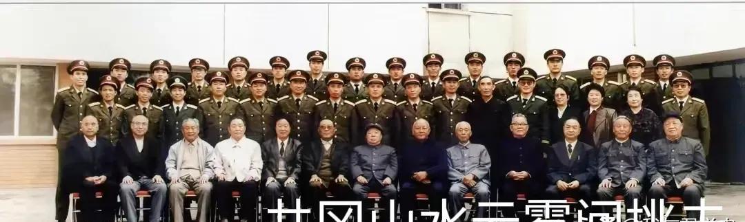这张珍贵的照片拍摄于1989年，38军的两位老领导重访部队的合影留念照，大家知道