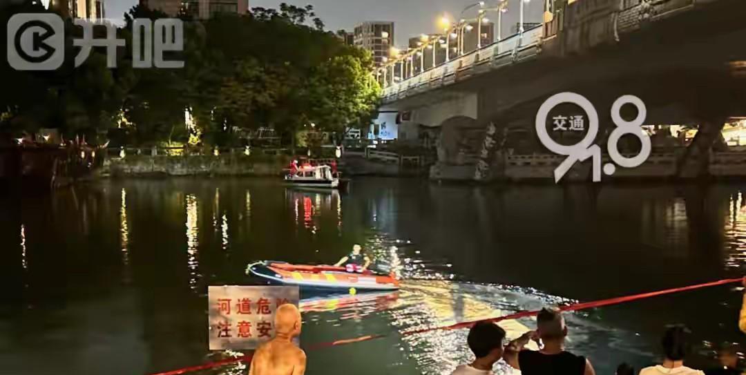 浙江杭州，有吧友爆料，有一对夫妻在登云大桥上发生争吵，丈夫情绪激动，直接从桥上一