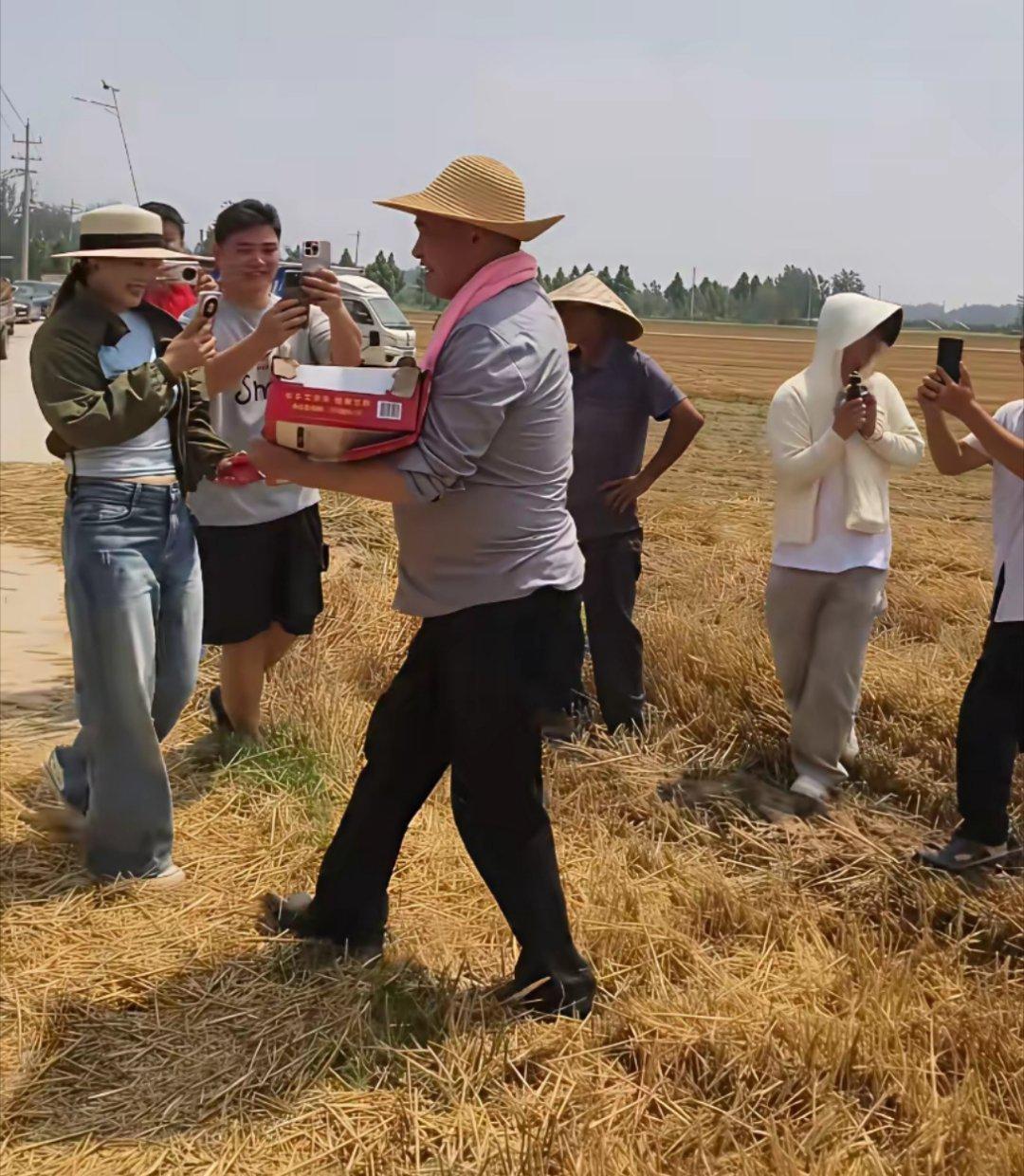 这就是传说中的“明明可以靠才华吃饭，偏偏要靠力气”！看着大衣哥在麦浪里忙活，旁边