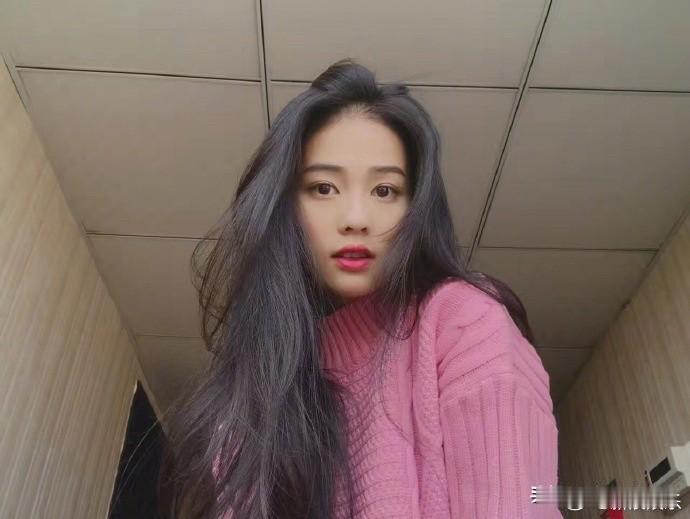 今天白鹿于正冲上热搜不是他们怎么了，而是真的像说的那样，白鹿离开了欢娱，今天