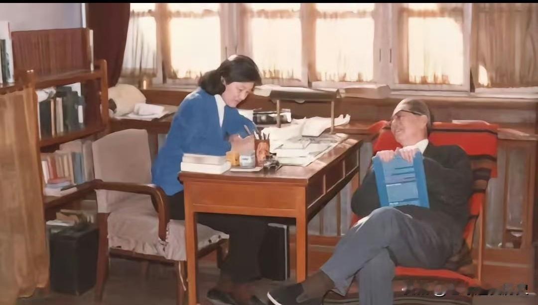 这张摄于1974年的照片，定格了乔冠华与妻子章含之在北京史家胡同家中的温情日常。