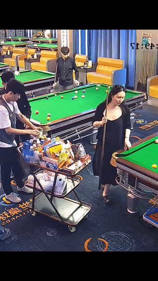 这小哥看起来像是故意的？他怎么可能无缘无故的摔倒？他这一巴掌挨的真不冤。社