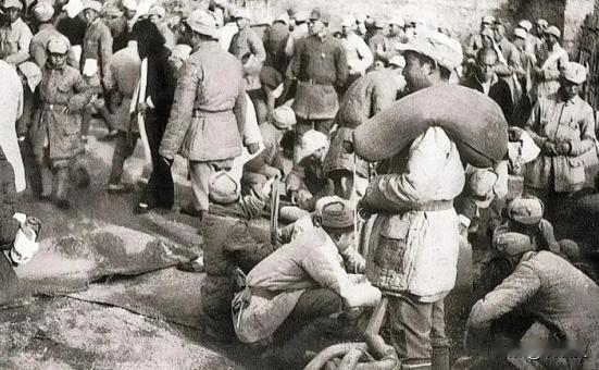 1942年，瑞大娘给十几名八路军送鸡蛋，却发现他们撅成一排上茅房，她脸色一变，当