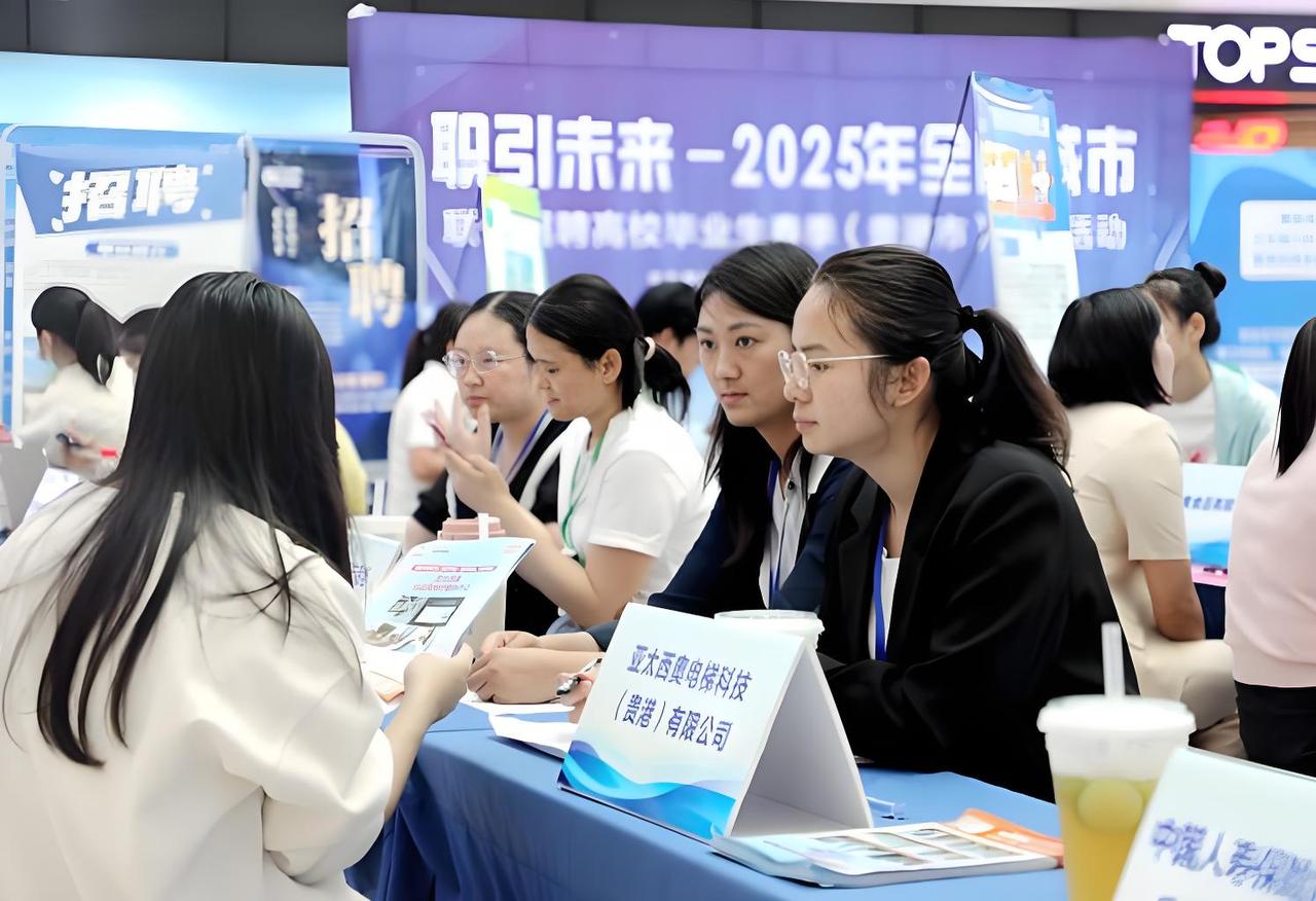 现在大学生就业难的核心原因？真话不洗脑✅每年毕业季，“就业难”都会冲上热搜，很
