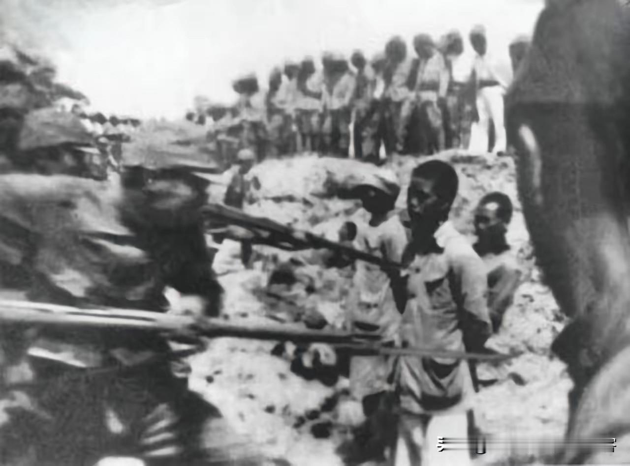 这是日军用长长的刺刀刺向被俘的中国士兵瞬间，随军记者抓拍到的画面。照片中被俘的中