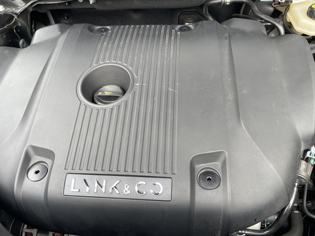 领克0121款发动机生锈了拆下发动机隔音罩看发动机号发现了一个锈点已经锈到接缝