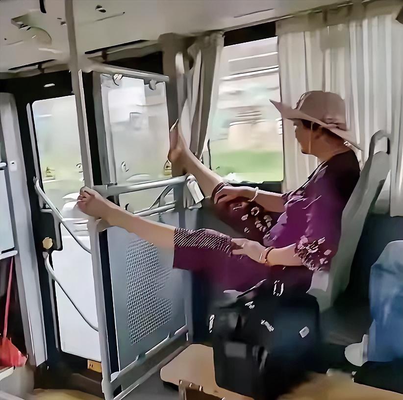 咱们先别说她把脚放在公交车的扶手上文明不文明，美观不美观，你们信不信，就这位，就