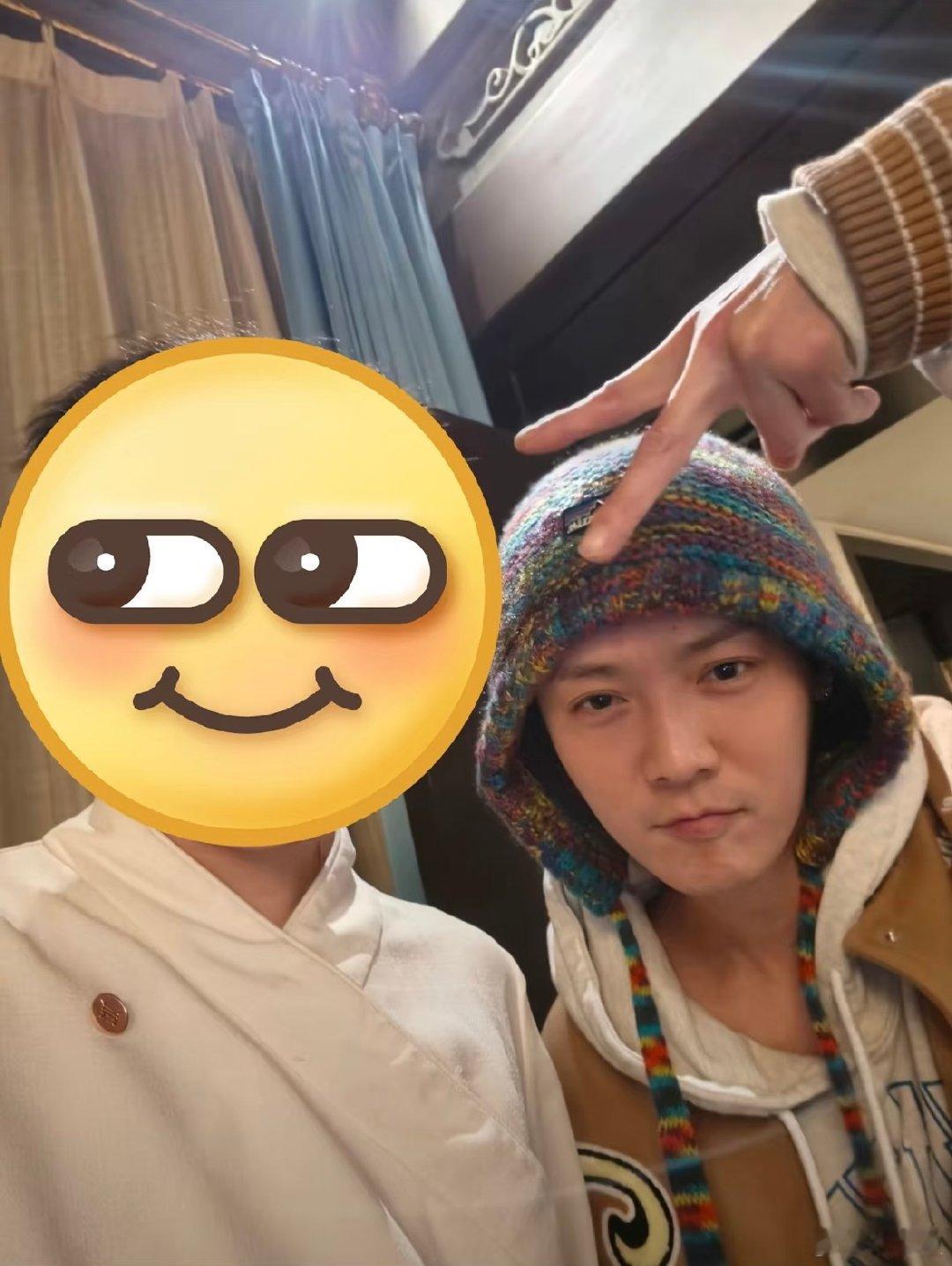 鹿晗最新素颜照网友分享偶遇鹿晗合照，他戴着彩色毛线帽纯素颜出镜，皮肤状态超好，