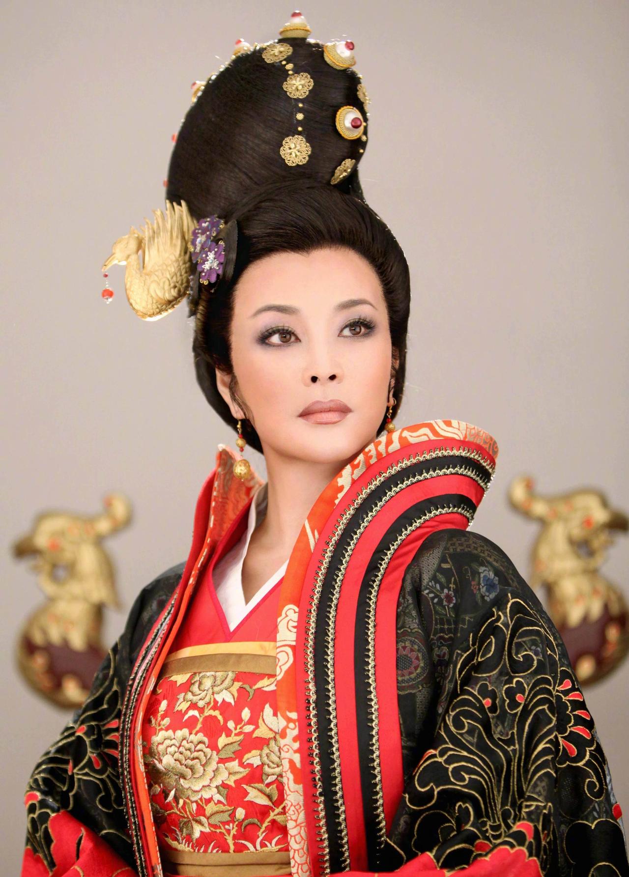 75岁再演武则天刘晓庆的底气从不是婚姻这年头谁还把婚姻当人生的避风港？真正