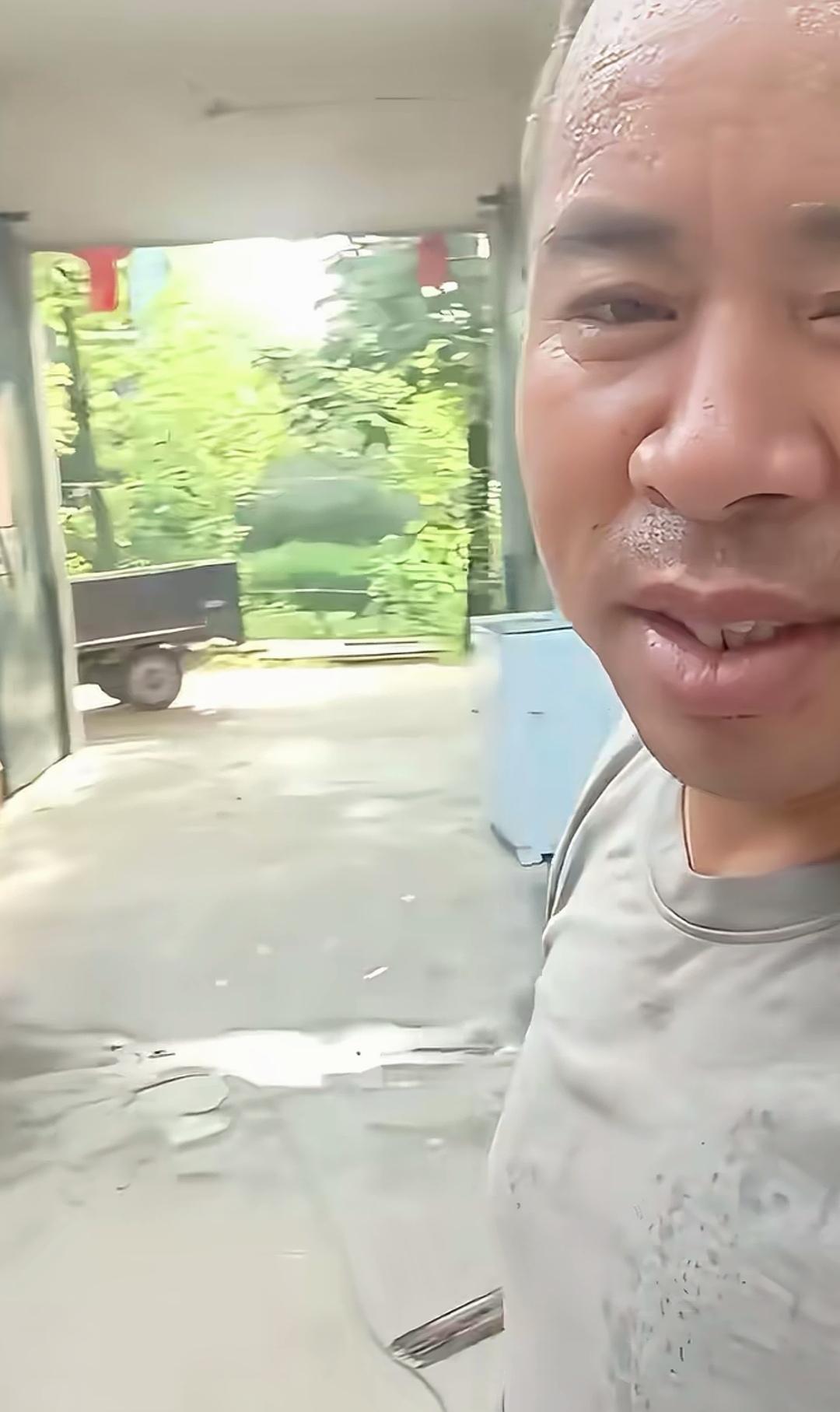 西平我去过，在铁道口，汽车会停下来等列车过去，那几分钟，是我扒汽车的机会，然而，