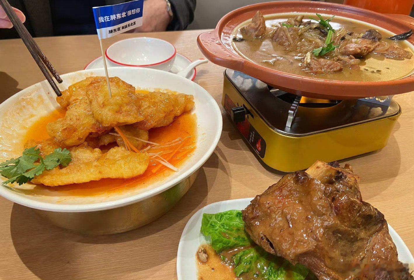 先给你们看下在长沙的东北馆子一份锅包肉的分量……第一个是胖东北的，第二个是一个东