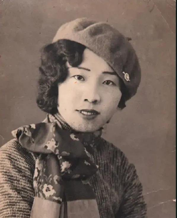 1909年，一位14岁少女被舅舅卖入青楼，老鸨上下打量她，甩了甩帕子嫌“太丑”，