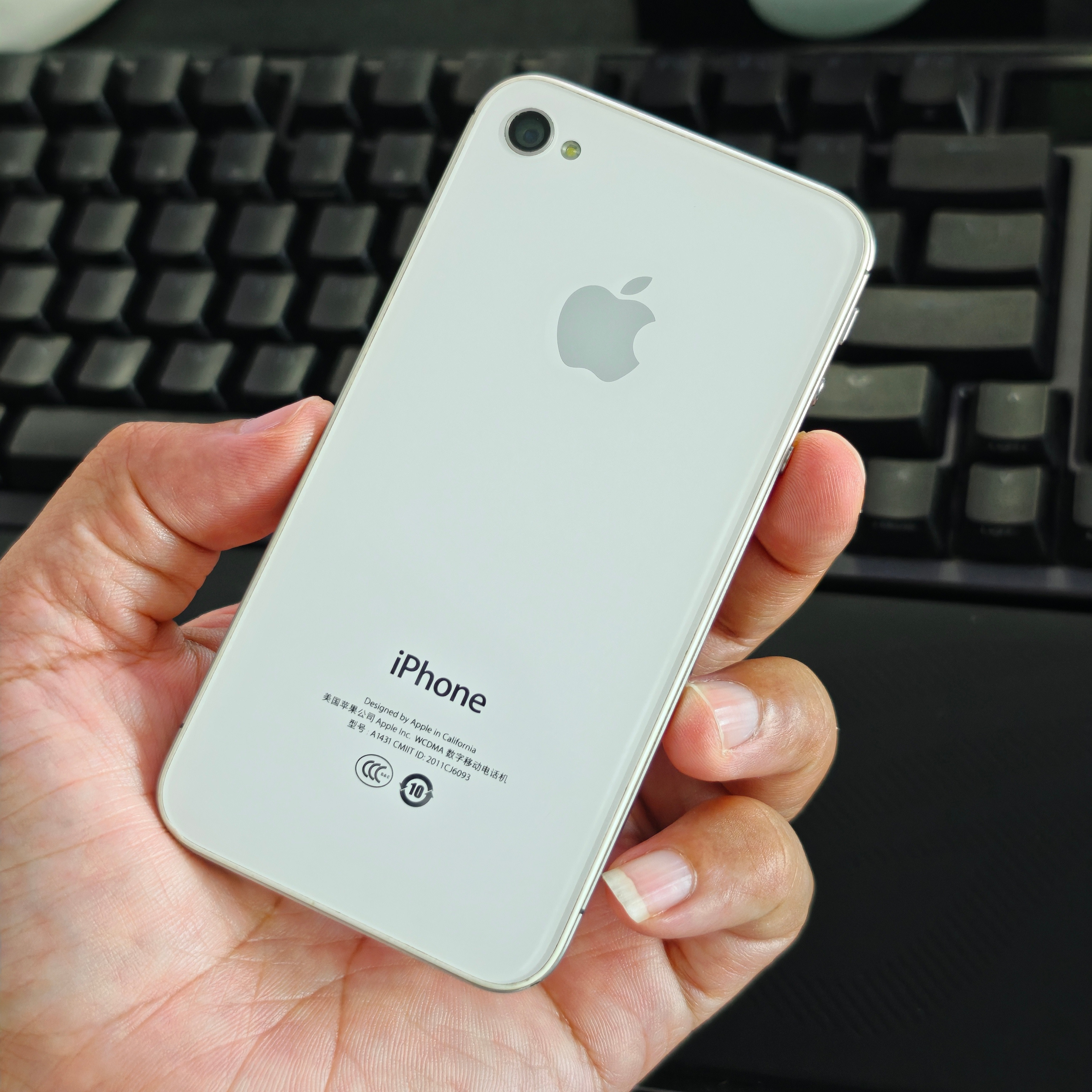 台风欲来整理柜子，发现1台成色超好的iPhone4S，问题是我没有充电线。​