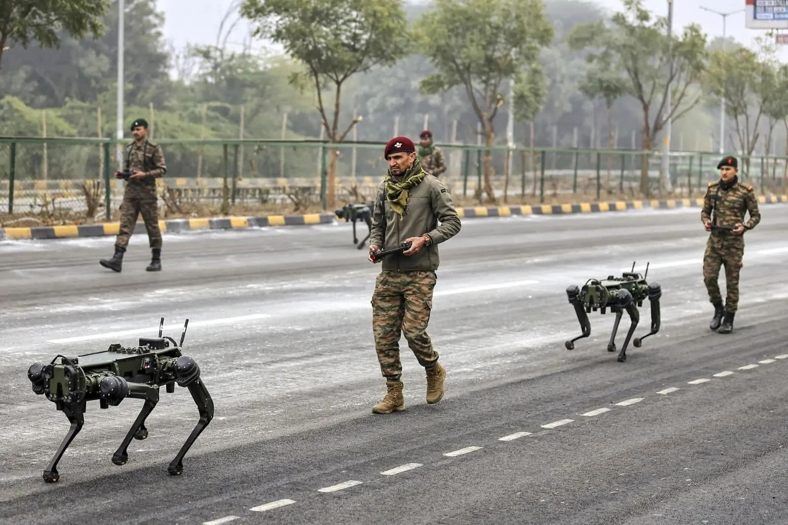 印度陆军人员在斋浦尔参加将于1月15日举行的陆军日庆祝活动前的彩排，可以看到印度