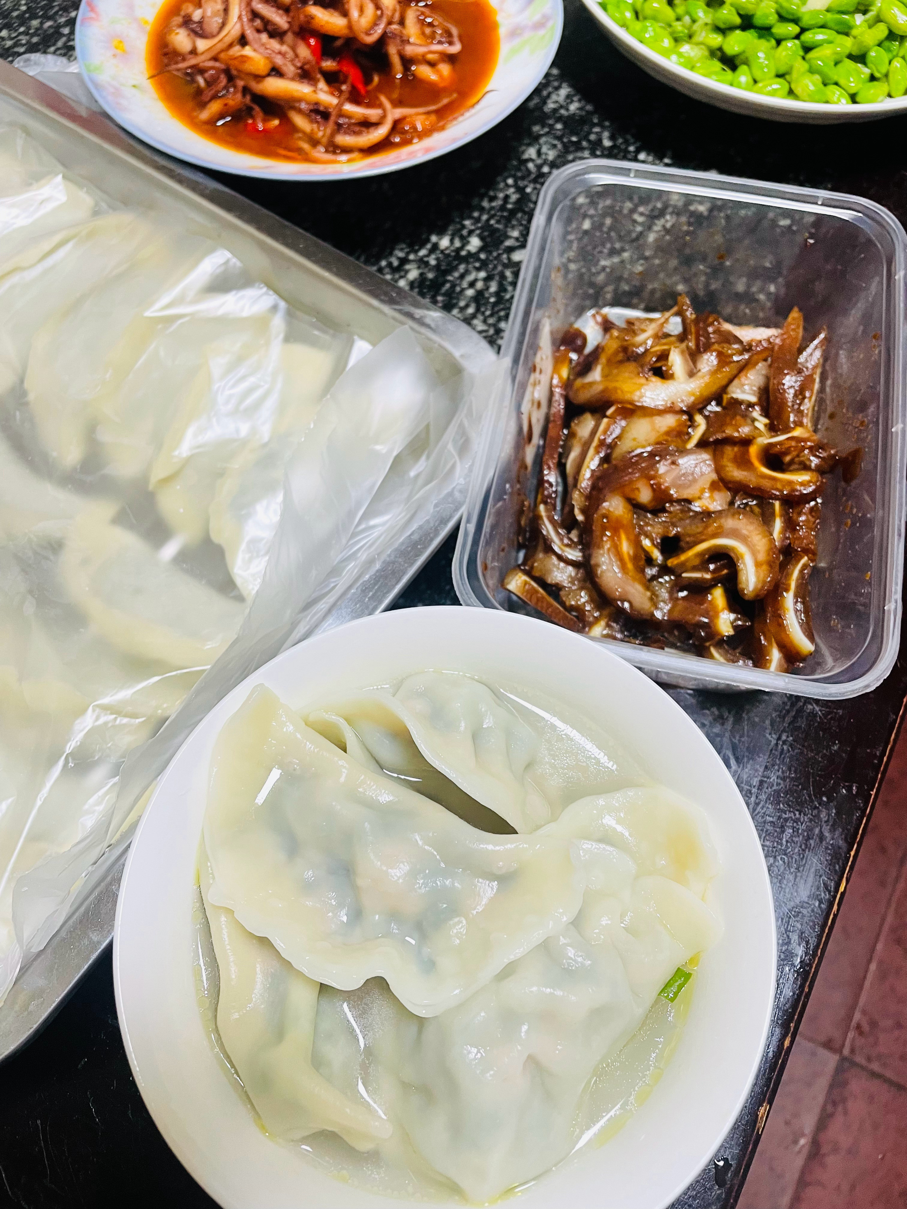 今天婆婆家里来了8个人亲戚朋友都有坐不下了我在厨房开小灶叫婆婆煮一碗饺子