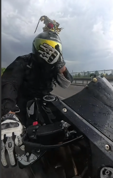最搞笑的永远是评论区！网友去赛里木湖旅游，一边骑车一边哭。痛诉：撒贝宁我恨你，