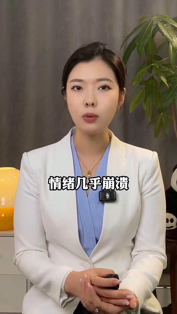 女生尿急想找厕所，男友耐心解决问题。高速上堵车，女生尿急想找厕所，男朋友提议让