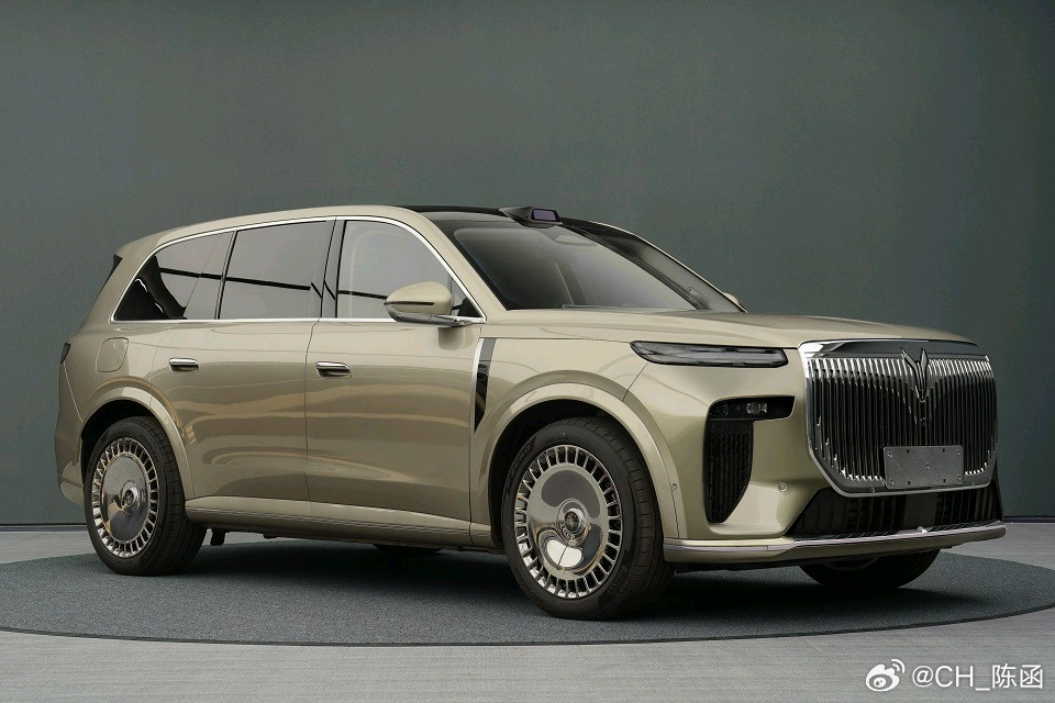 又一款重磅大型6座SUV——岚图泰山。申报图里用的尾标是9L，我觉得还是泰山听着