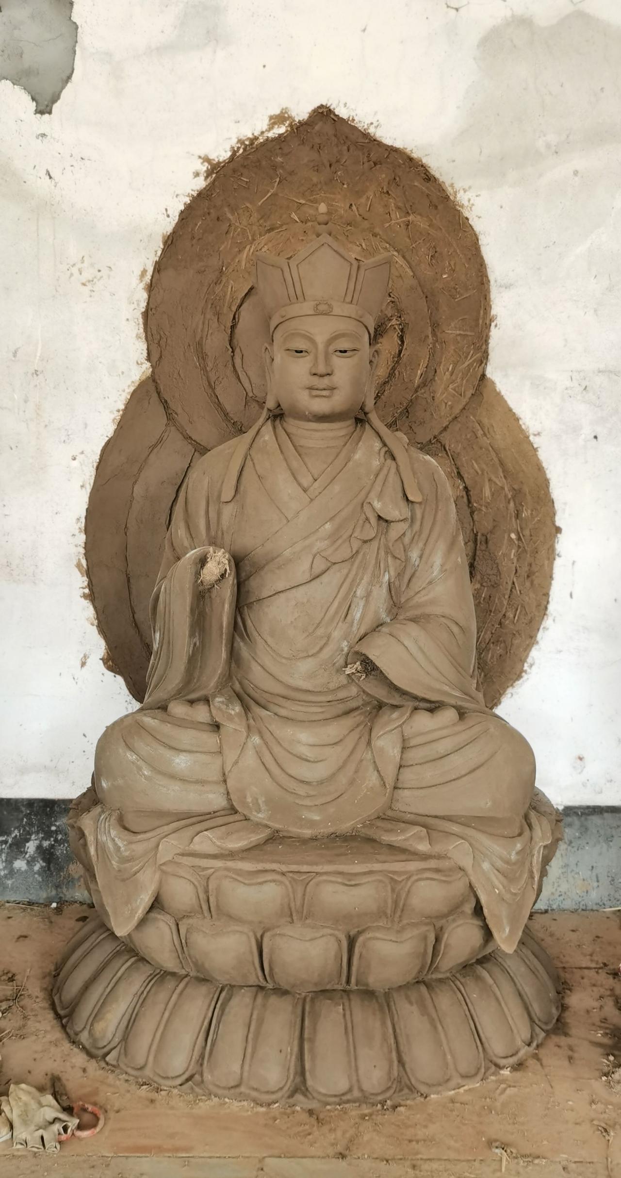 地藏菩萨发愿“地狱不空，誓不成佛”，这份大愿具象化在这未完成的泥胎里。回首我走过