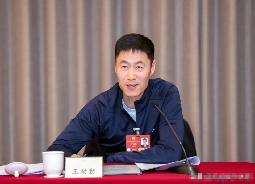 王励勤你是在走刘国梁的老路吗！近日王励勤在瑞典大满贯结束后给国乒全体人员开了
