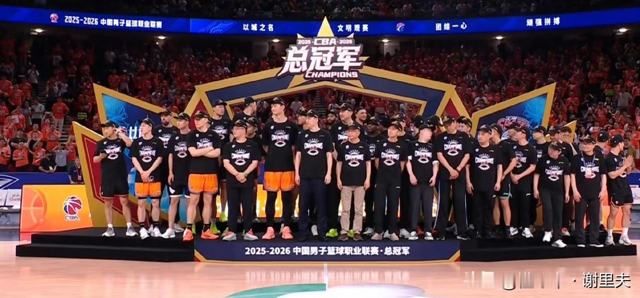 上海夺冠之夜，大外援白边并没有出现在颁奖仪式现场，相信cba会很快给出答案，下赛