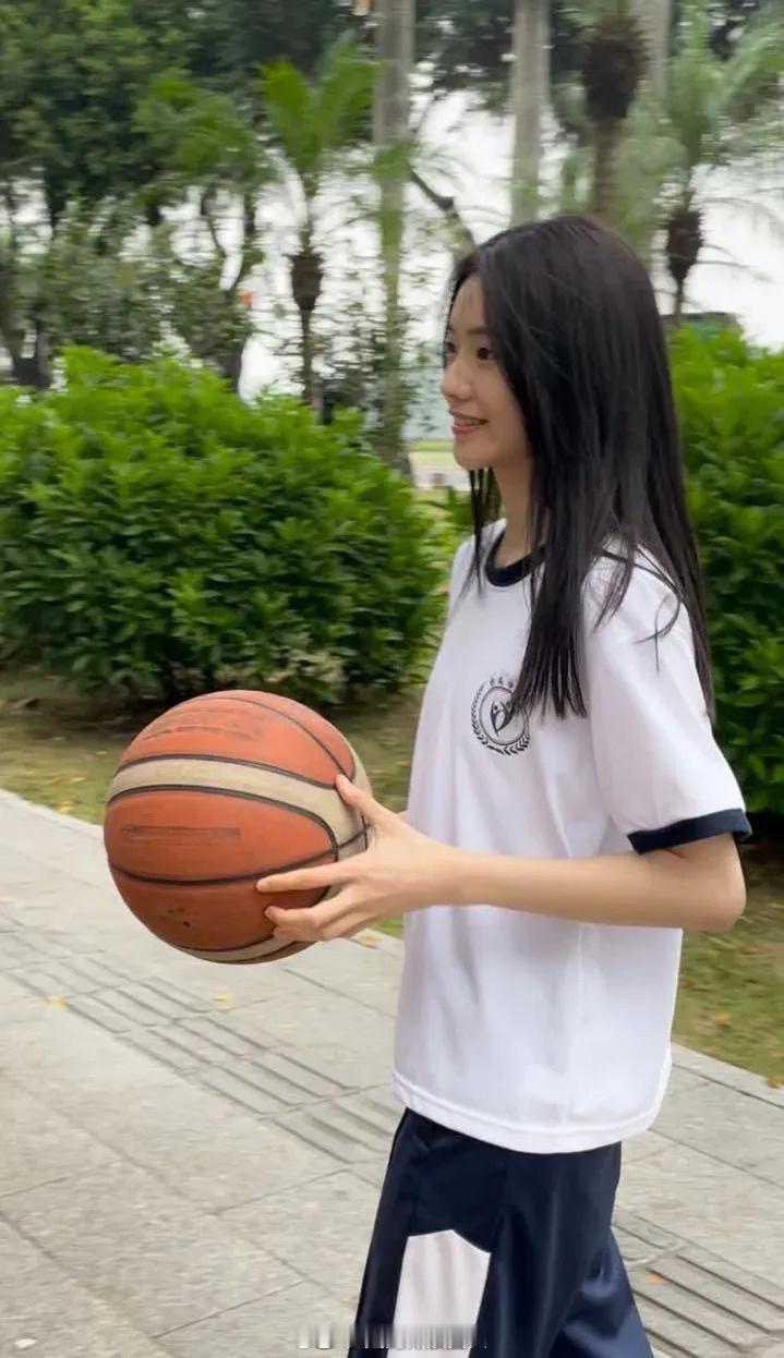 刘浩存的反差感，她到底是真的纯还是假的？看起来很会扭……