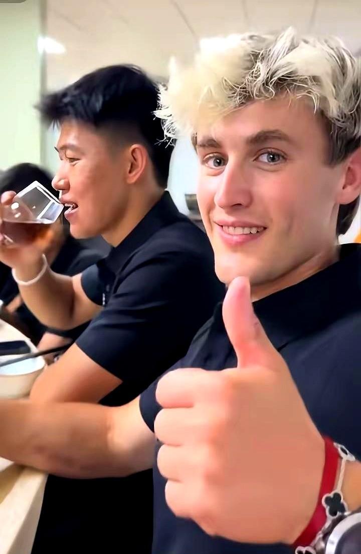 张雪得抓紧点了5号车手带着转会意向频繁找咱们国内的人碰面，他在赛场上开着车把挡