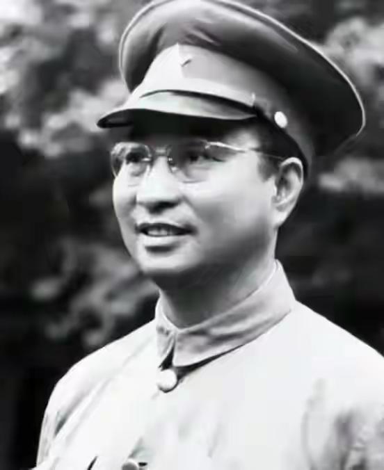 1950年建水破庙里陈赓翻到一个名字脸色发白，先让炊事班煮面卧蛋，全屋人都懵了这