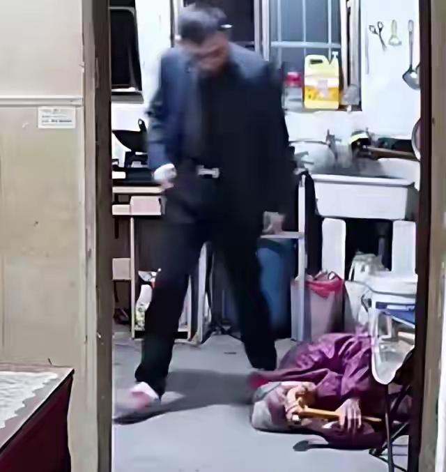 请记住这张脸，就是他把93岁的母亲按在地上殴打，扇耳光，拽头发。家有一老，如