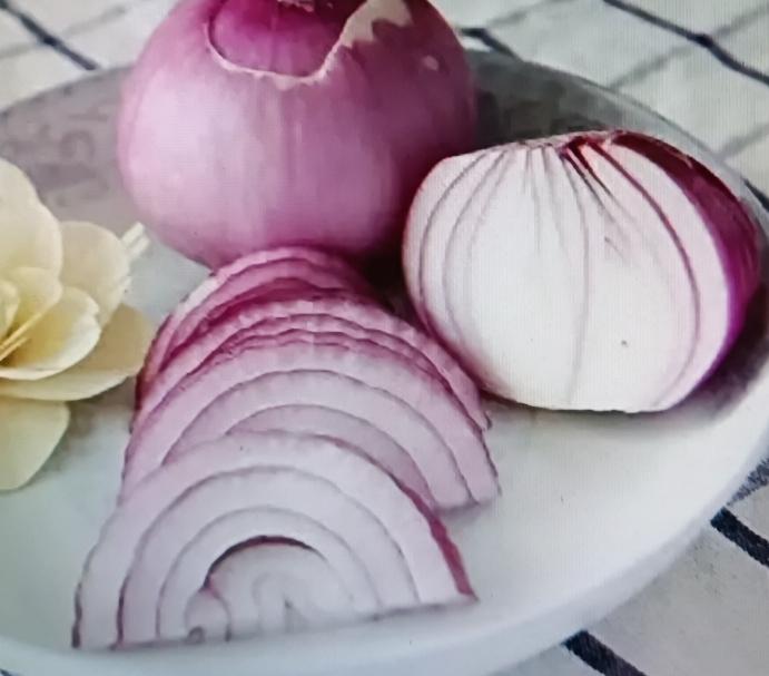 高血压成了常见慢性病，不过有些食物堪称天然“降压药”。像洋葱，是唯一含前列腺素A