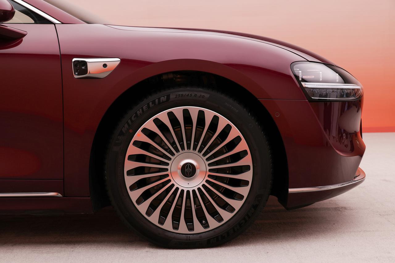 享界汽车在官方社交平台发布了新款享界S9的美图，预告这款车将于11月正式上市。作