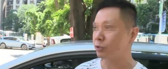 重庆一位老哥把充电枪插车上，想着等到半夜电费便宜了再充。结果晚上9点多，来了另一