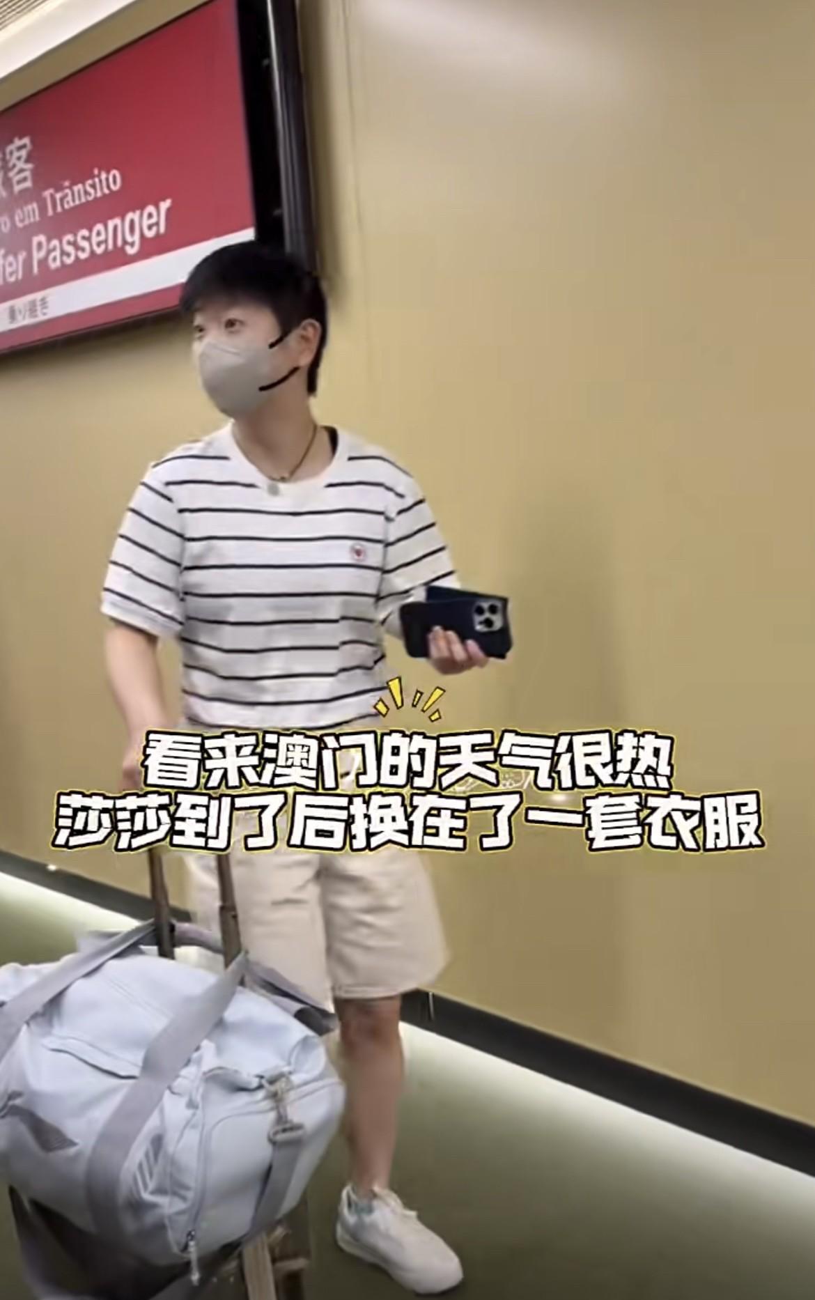莎莎一到澳门就美到我了！一件横格纹T恤清清爽爽上身，瞬间穿出软乎乎的可爱感，谁看