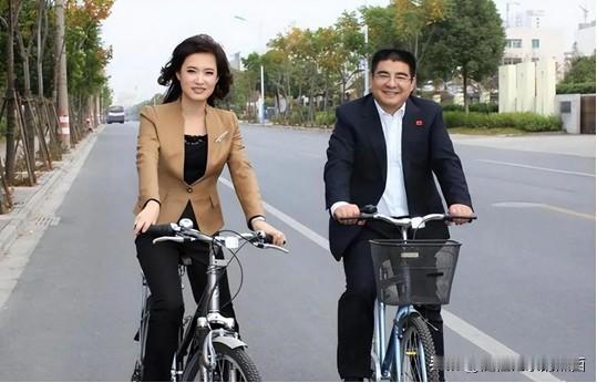 桑晨是广大观众非常喜欢的央视主持人，她谈不上有多么的漂亮，但很有气质，跟旁边的男