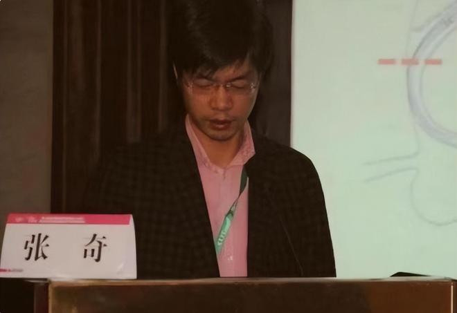 张奇：京东001号员工，2000年8月2日入职，当时刘强东在中关村忙着卖光碟，忙