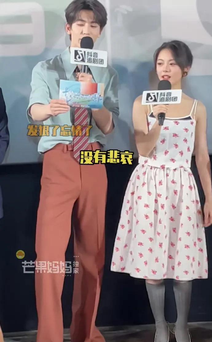 赵今麦与张凌赫的同框画面引发热议，不少人感慨“身材差太虐”，其实这场视觉上的“失