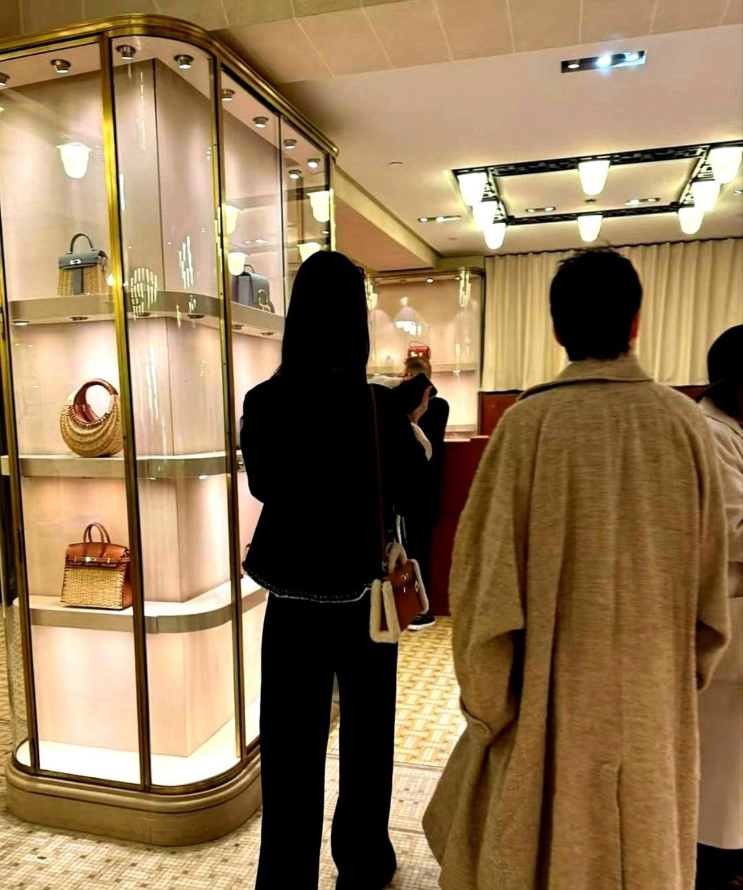 提到奚梦瑶，你还只想到豪门媳妇？最近她在巴黎爱马仕店刷卡的照片流出，评论区没骂炫