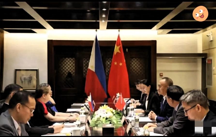 一边南海挑事，一边伸手要油化肥！菲律宾这波操作太双标，中方态度亮了！前脚还