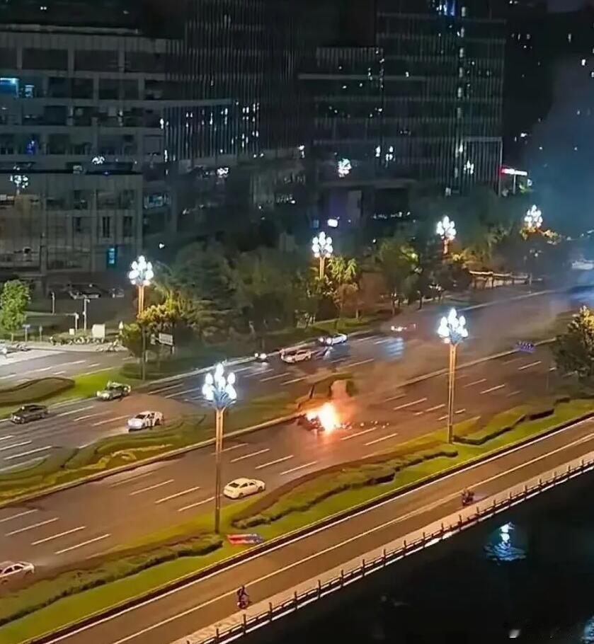 成都天府大道的SU7Ultra重大事故，调查结果出来了，几个重点：1、与前车碰