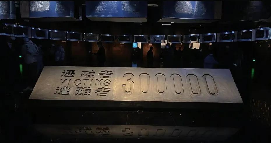 当我们还有人说《731》会给孩子种下仇恨的种子的时候，日本有人正在大街上对我们的
