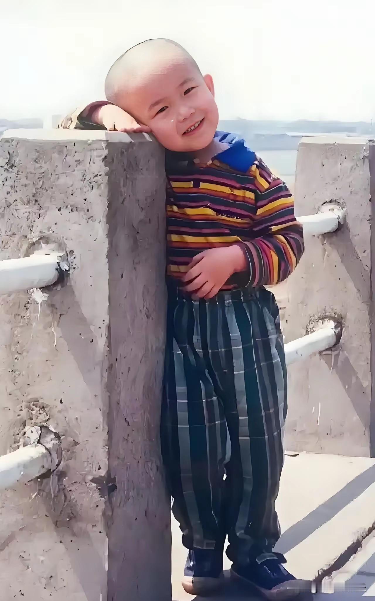 大头真是名副其实王楚钦从小就是大头儿子，他这个小名大头是名副其实。