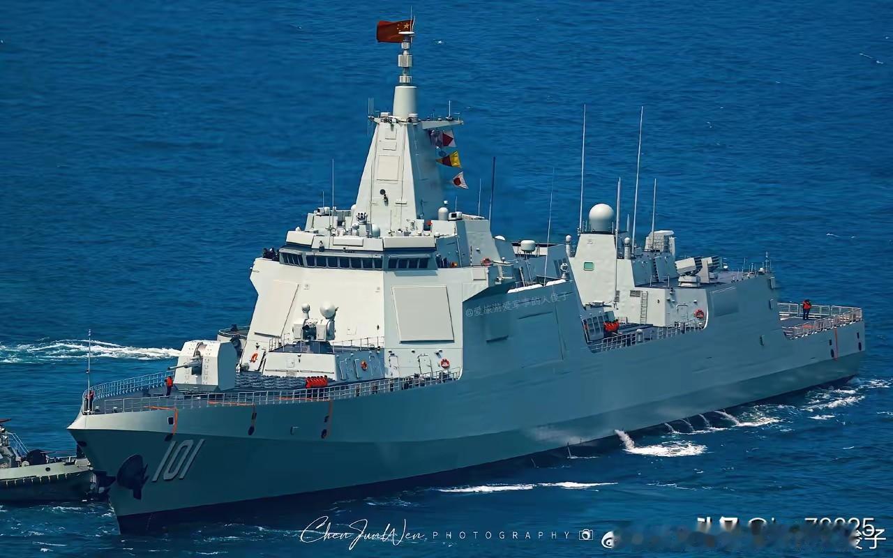 不要太过拔高055万吨大驱的单舰作战能力！提到055我们都很熟悉，这是中国最先