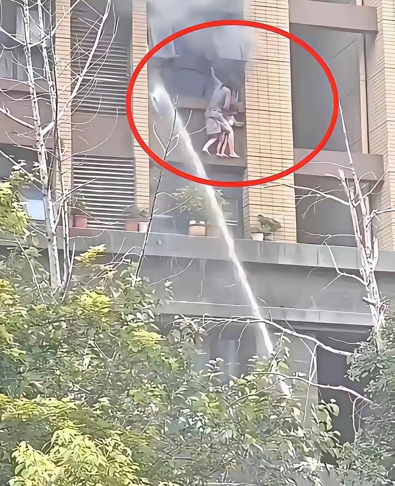 连云港家庭火灾事故，无论这个毫发无损自己跑出来的男人怎么解释，就是他只是喊了一句